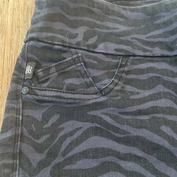 Rock‎ & Republic Pants Women's Size 10 Denim-R FEVER Pull On Slimming - Picture 2 of 10